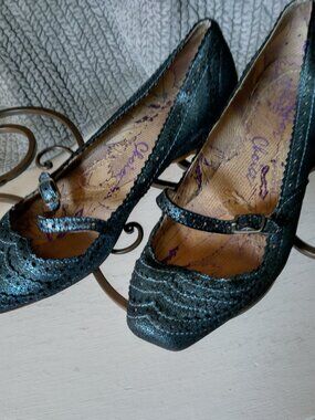 Flats, electric blue leather, toe strap, size 7, 1" square toe, great condition